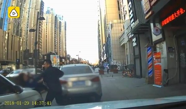 สาวถูกชก