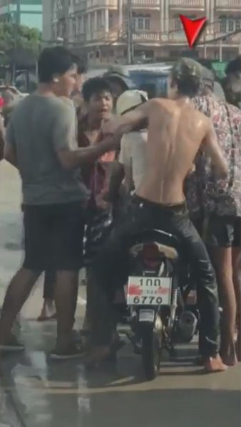 โจ๋หื่นล้วงนมสาว