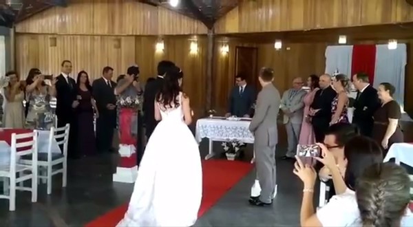 บ่าวสาวเงิบ พิธีแต่งงานกำลังจะเริ่ม อยู่ดี ๆ มีเสียงครางกระเส่า