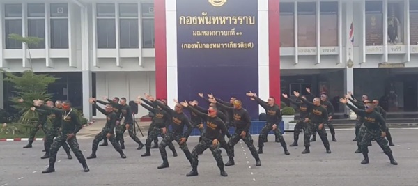 ทหารโชว์ลีลาแดนซ์หนุ่มฟ้อหล่อเฟี้ยว 