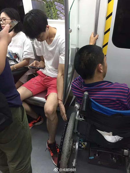 ภาพเด็กหนุ่มก้มหน้าเล่นมือถือ