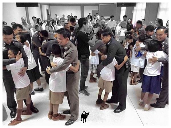  ภาพตำรวจกอดเด็กกำพร้า