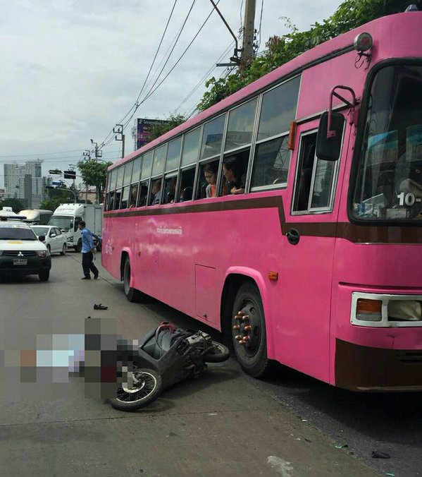 2 นักเรียนสาว ขี่มอเตอร์ไซค์โดนพ่วงทับย่านรามคำแหง