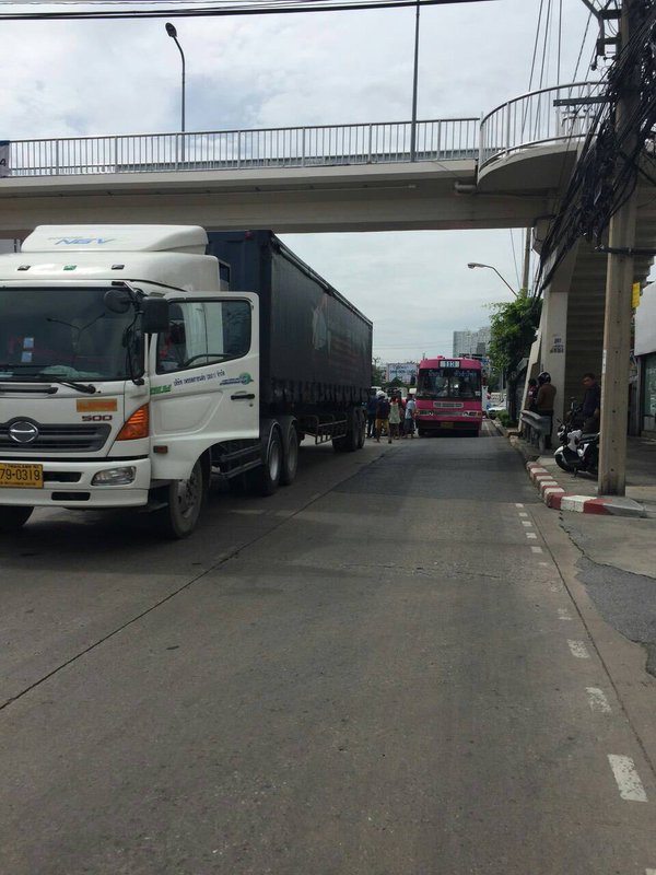 2 นักเรียนสาว ขี่มอเตอร์ไซค์โดนพ่วงทับย่านรามคำแหง