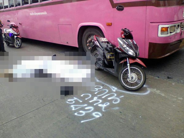 2 นักเรียนสาว ขี่มอเตอร์ไซค์โดนพ่วงทับย่านรามคำแหง