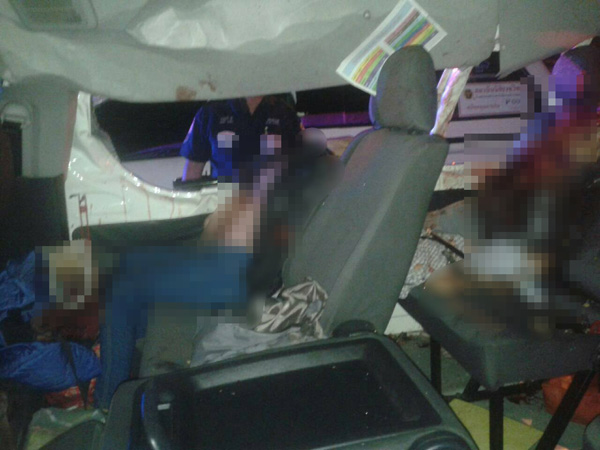 รถตู้ขับชนแบริเออร์