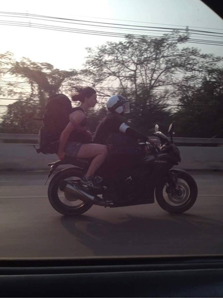 ตำรวจไทยออกเวรเช้า อาสาขับรถส่งนักท่องเที่ยวฝรั่งให้ทันรถบัส