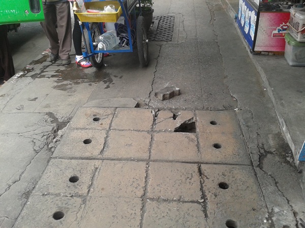 กทม. ซ่อมฝาท่อชำรุด