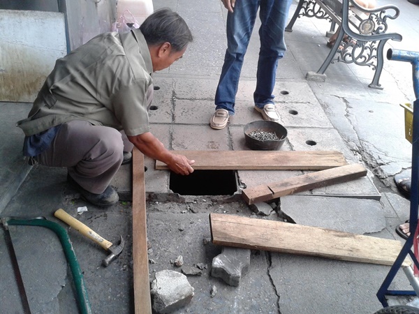 กทม. ซ่อมฝาท่อชำรุด