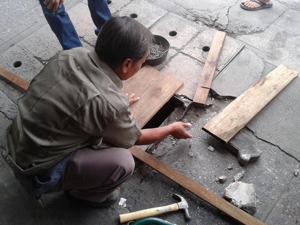 กทม. ซ่อมฝาท่อชำรุด