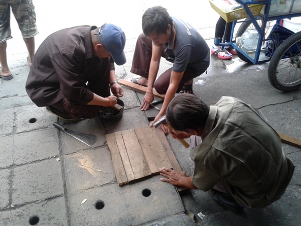 กทม. ซ่อมฝาท่อชำรุด