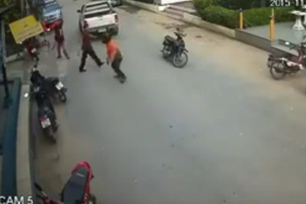 นักเรียนยกพวกตีกัน