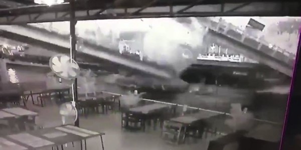 เรือบรรทุกชนตอม่อ