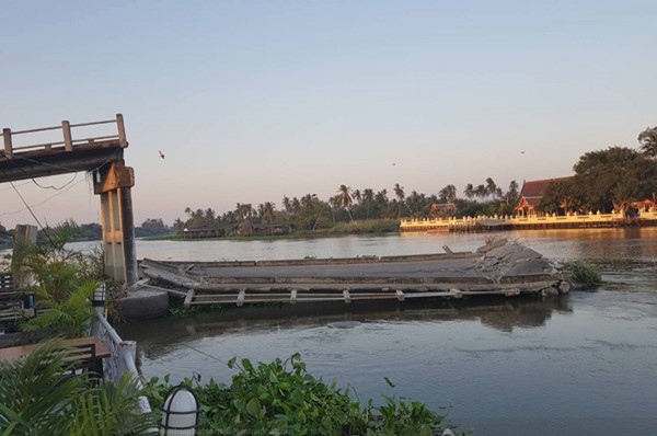 เรือบรรทุกชนตอม่อ