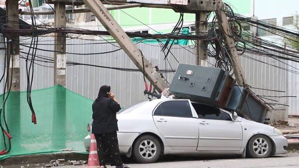 หม้อแปลงยักษ์ร่วงทับเก๋ง