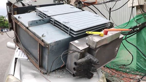 หม้อแปลงยักษ์ร่วงทับเก๋ง