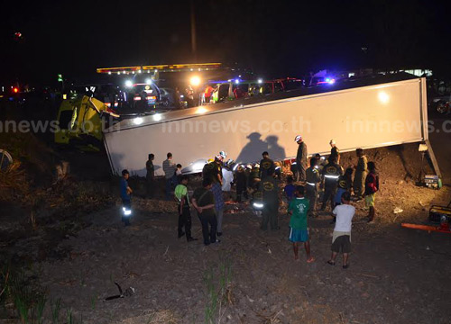 รถพ่วงพุ่งชนรถตำรวจทางหลวง ขณะยืนออกใบสั่ง ดับ 1 สาหัส 1