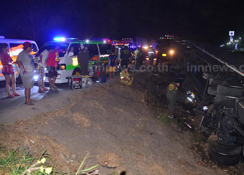 รถพ่วงพุ่งชนรถตำรวจทางหลวง ขณะยืนออกใบสั่ง ดับ 1 สาหัส 1