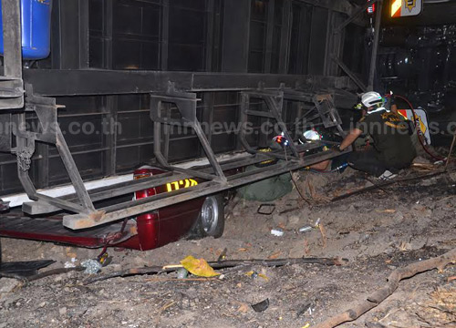 รถพ่วงพุ่งชนรถตำรวจทางหลวง ขณะยืนออกใบสั่ง ดับ 1 สาหัส 1