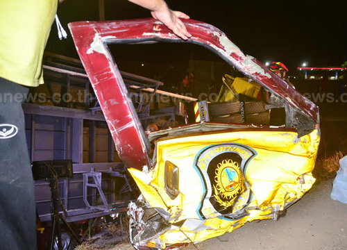 รถพ่วงพุ่งชนรถตำรวจทางหลวง ขณะยืนออกใบสั่ง ดับ 1 สาหัส 1