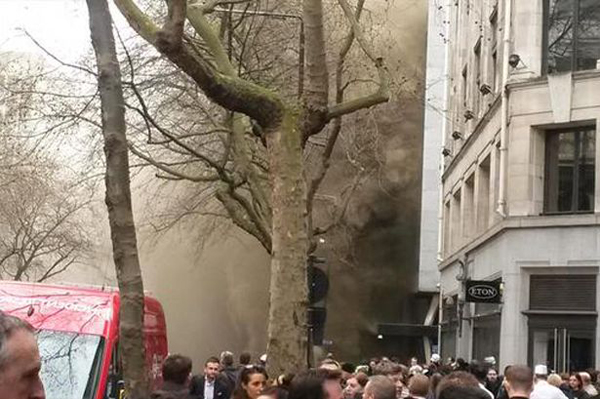 อพยพวุ่น ไฟไหม้ใต้ดินที่ลอนดอน ควันดำโขมง