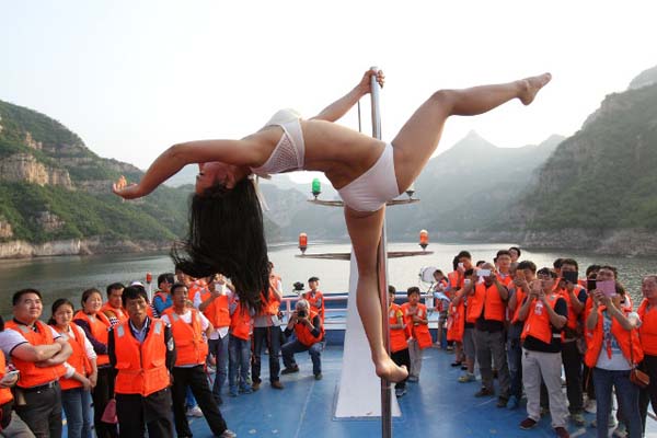 จีนผุดทัวร์ล่องเรือชมสาวเต้นรูดเสา เด็กดูได้ผู้ใหญ่ดูด้วย