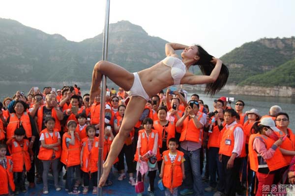 จีนผุดทัวร์ล่องเรือชมสาวเต้นรูดเสา เด็กดูได้ผู้ใหญ่ดูด้วย