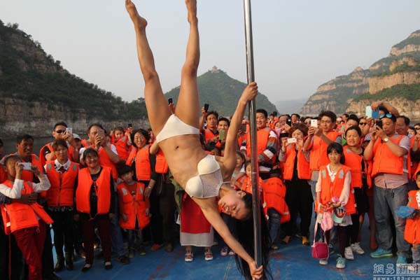 จีนผุดทัวร์ล่องเรือชมสาวเต้นรูดเสา เด็กดูได้ผู้ใหญ่ดูด้วย