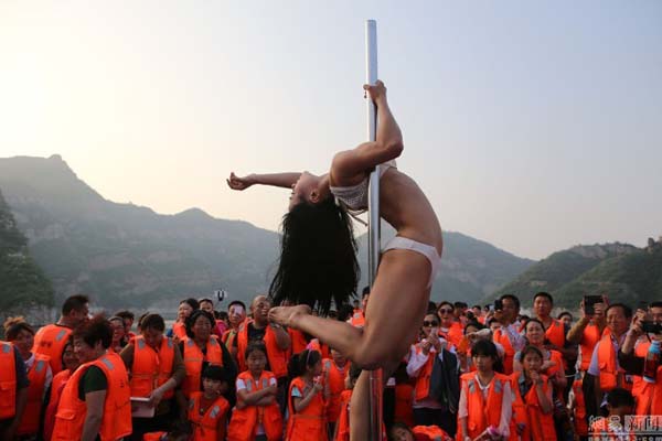 จีนผุดทัวร์ล่องเรือชมสาวเต้นรูดเสา เด็กดูได้ผู้ใหญ่ดูด้วย