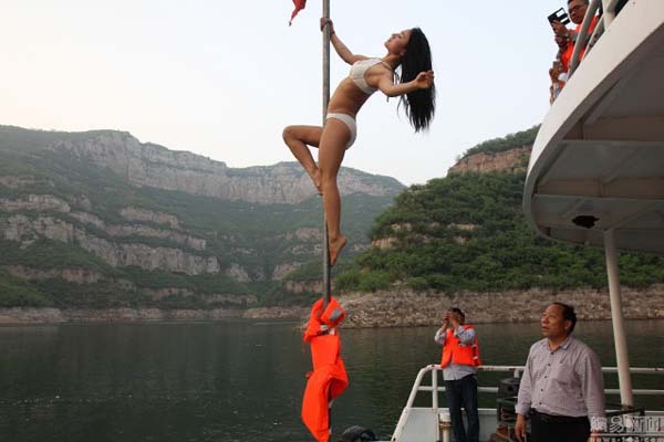 จีนผุดทัวร์ล่องเรือชมสาวเต้นรูดเสา เด็กดูได้ผู้ใหญ่ดูด้วย