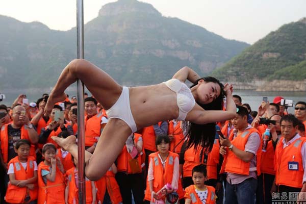 จีนผุดทัวร์ล่องเรือชมสาวเต้นรูดเสา เด็กดูได้ผู้ใหญ่ดูด้วย