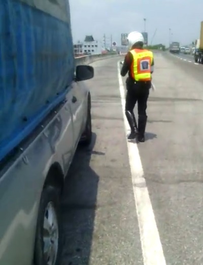 รถยางแตกบนทางด่วน เจอตำรวจจับ ข้อหาสภาพรถไม่พร้อมใช้งาน