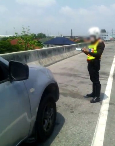 รถยางแตกบนทางด่วน เจอตำรวจจับ ข้อหาสภาพรถไม่พร้อมใช้งาน