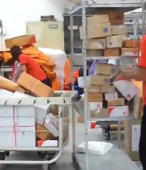 อีกแล้ว คลิปแฉไปรษณีย์ โยนกล่องพัสดุไม่สนของข้างใน