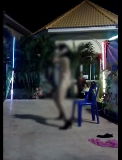 โคโยตี้เปลือยอกเต้น