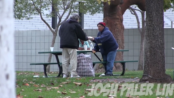 เผยคลิปประทับใจ หนุ่มให้เงินชายไร้บ้าน 3,200 บาท