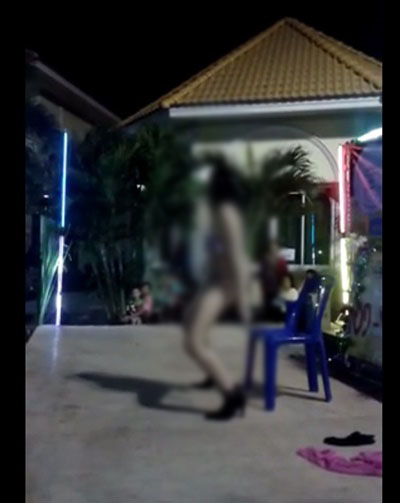 โคโยตี้เปลือยอกเต้น