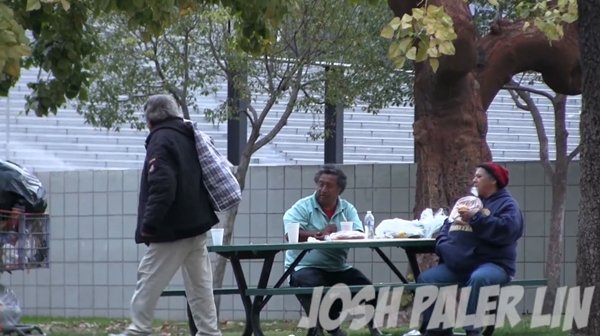 เผยคลิปประทับใจ หนุ่มให้เงินชายไร้บ้าน 3,200 บาท