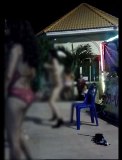 โคโยตี้เปลือยอกเต้น