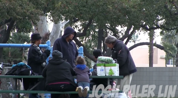 เผยคลิปประทับใจ หนุ่มให้เงินชายไร้บ้าน 3,200 บาท