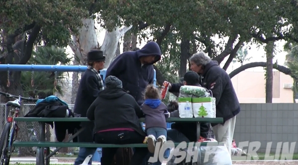 เผยคลิปประทับใจ หนุ่มให้เงินชายไร้บ้าน 3,200 บาท