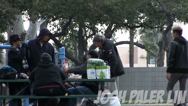 เผยคลิปประทับใจ หนุ่มให้เงินชายไร้บ้าน 3,200 บาท