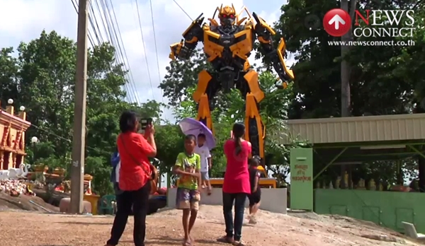 หนุ่มนำหุ่นยนต์ทรานส์ฟอร์เมอร์เป็นของแก้บน ประชาชนร่วมถ่ายรูป