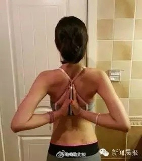 เทรนด์ใหม่อวดหุ่นดีมาอีกแล้ว พนมมือด้านหลัง ของแท้ต้องถือโทรศัพท์ด้วย !