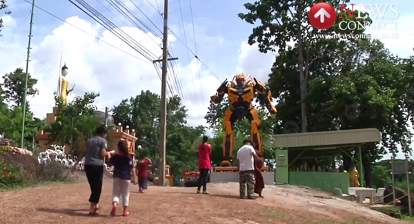 หนุ่มนำหุ่นยนต์ทรานส์ฟอร์เมอร์เป็นของแก้บน ประชาชนร่วมถ่ายรูป