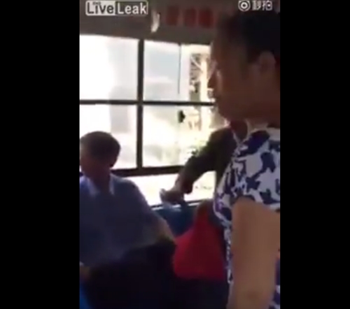 ลุงกระหน่ำตบหญิงบนรถเมล์ไม่ยั้ง ฉุนไม่แบ่งที่นั่งให้คนอื่น