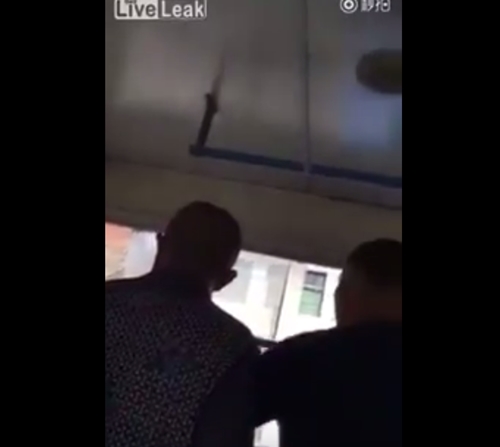 ลุงกระหน่ำตบหญิงบนรถเมล์ไม่ยั้ง ฉุนไม่แบ่งที่นั่งให้คนอื่น