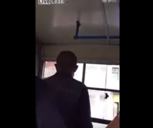 ลุงกระหน่ำตบหญิงบนรถเมล์ไม่ยั้ง ฉุนไม่แบ่งที่นั่งให้คนอื่น