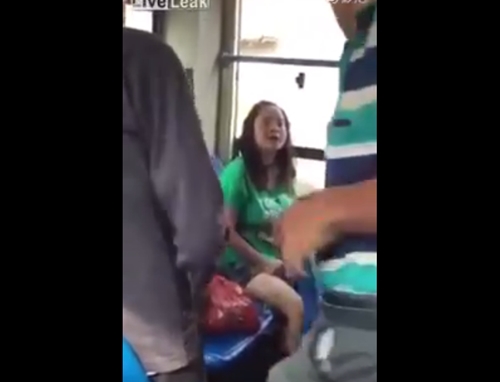 ลุงกระหน่ำตบหญิงบนรถเมล์ไม่ยั้ง ฉุนไม่แบ่งที่นั่งให้คนอื่น