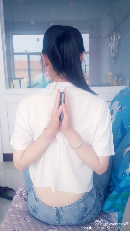 เทรนด์ใหม่อวดหุ่นดีมาอีกแล้ว พนมมือด้านหลัง ของแท้ต้องถือโทรศัพท์ด้วย !